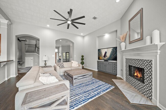 Building Photo - 4703 Oxbow Cir W