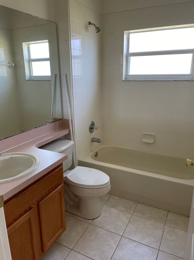 Building Photo - Great 3/2 floor plan