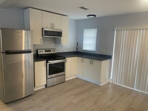 Building Photo - 780 NE 46th Ct