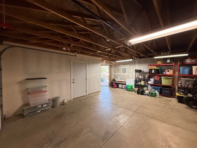 Building Photo - Spacious 4 Bed/3 Single Family Home in SW Bend - Large Backyard