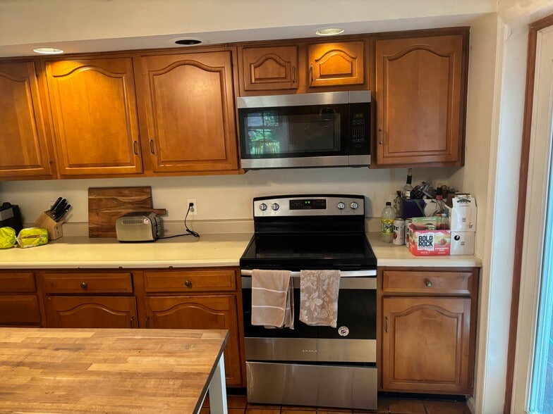 Electric Range & Microwave - 2318 L St NW