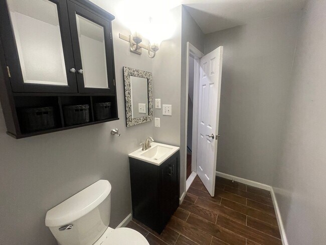 Building Photo - Dupont Circle 2-level Condo at The Cygnet. 1 Bed/1 Full Bath, Fireplace and Modern Kitchen