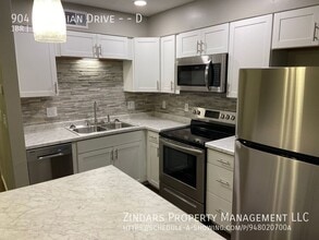 Building Photo - 904 Georgian Dr