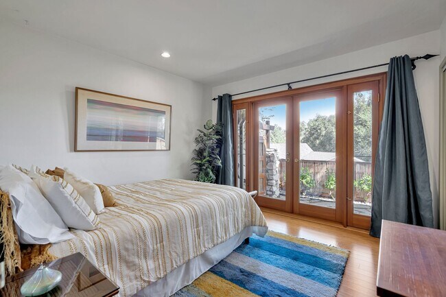 Building Photo - HOLIDAY SPECIAL***2 WEEKS FREE** 3 Bed/2 Bath Oasis in Royal Woods - Available Now