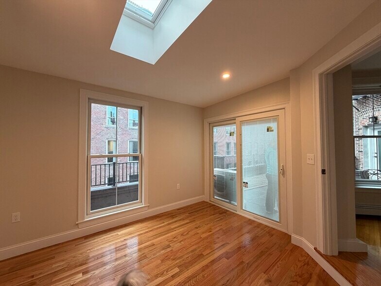 Building Photo - 252 Newbury St