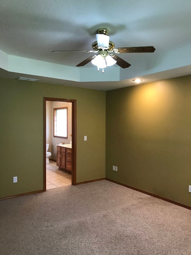 Building Photo - Walkout Basement Home Must See