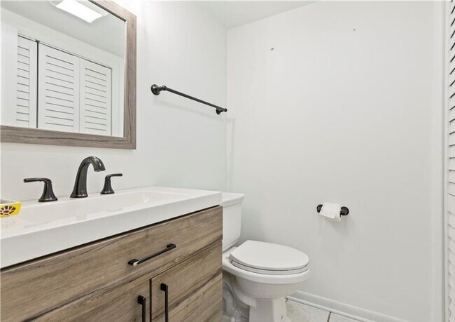 Building Photo - 2685 Meadowlawn Dr