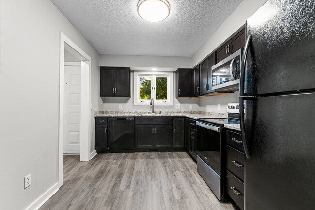 Building Photo - Newly Updated 2 Bedroom, 2 Bath Duplex nea...