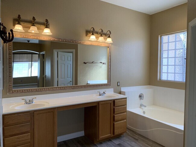 Building Photo - Single Story Northwest Home