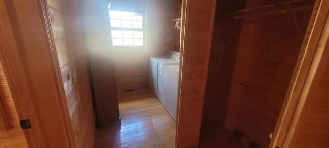 Building Photo - 2 bedroom 1 bath fully furnished log cabin...