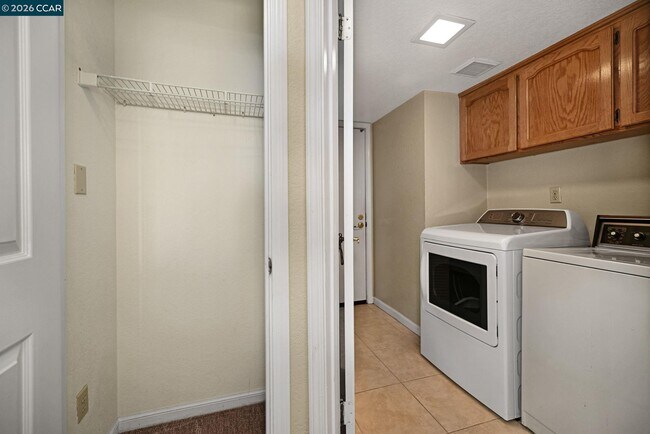 Building Photo - 1319 Strawberry Ct