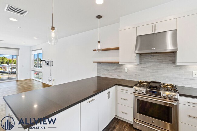 Building Photo - Beautiful three story live/work townhome i...