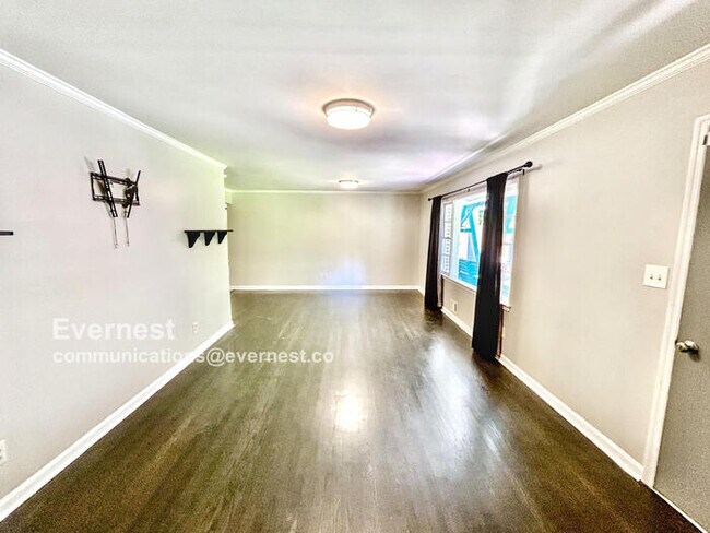 Building Photo - 1584 Camelot Cir