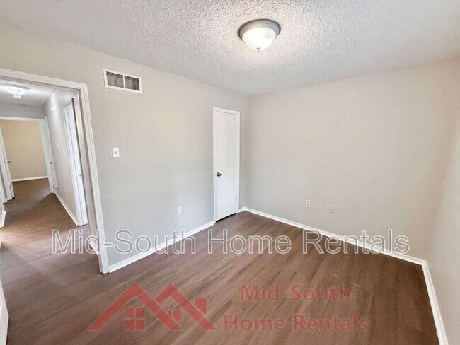 Building Photo - 729 Blackstone Ln