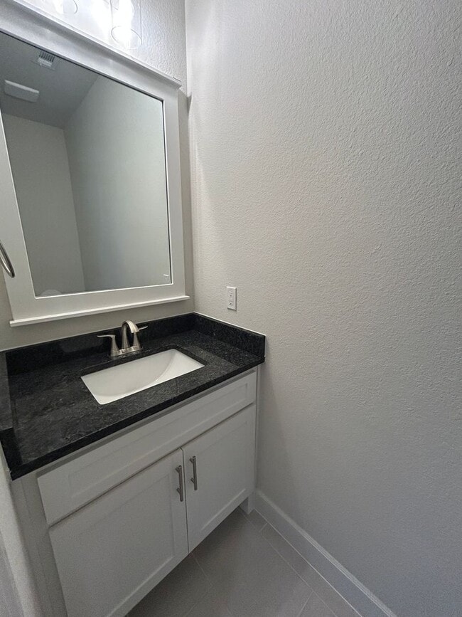 Building Photo - Brand New 4 bed 2.5 bath Modern Build in P...