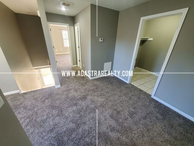 Building Photo - Spacious Duplex in the Heart of Olathe-Com...
