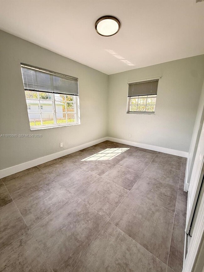 Building Photo - 4021 SW 27th St