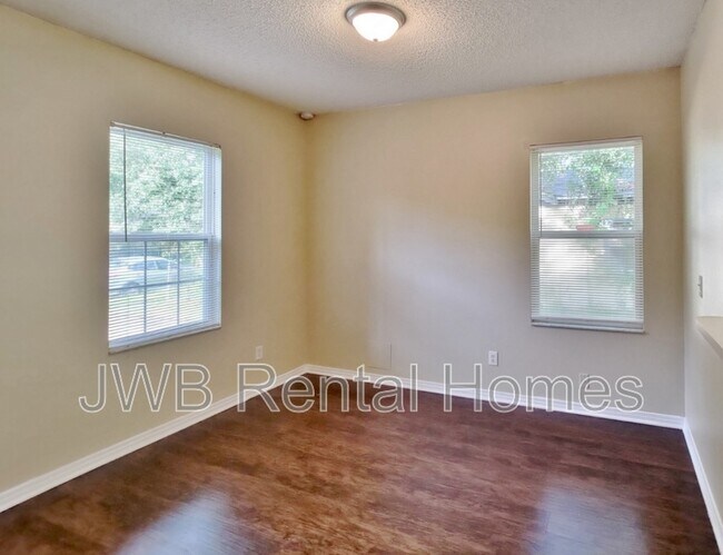 Building Photo - 1609 W 24th St