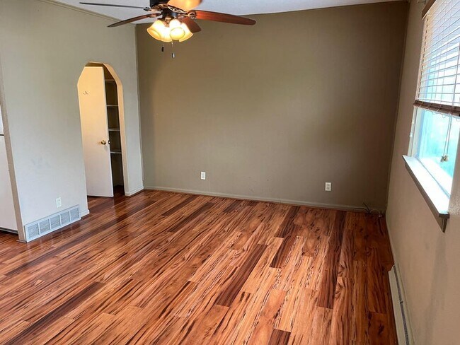 Building Photo - 1323 Geele Ave