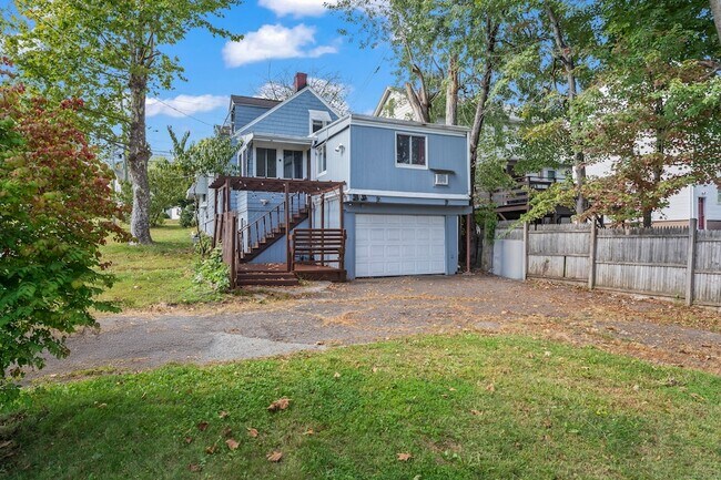 Building Photo - 518 Quaker Ln S