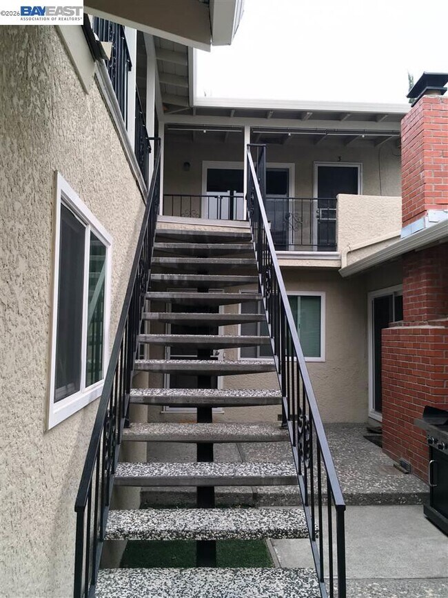 Building Photo - 1581 Mendenhall Dr