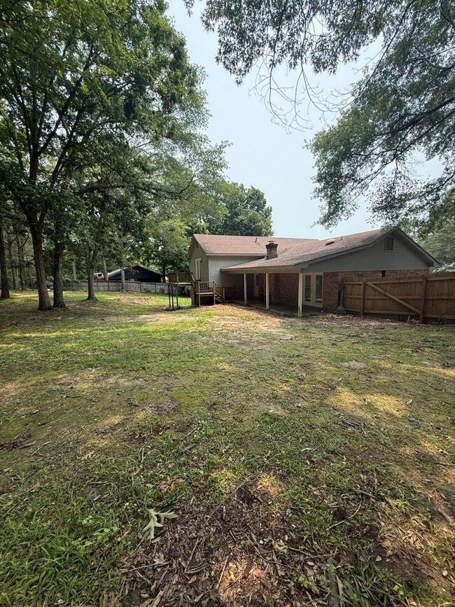 Building Photo - 338 Pinewood Dr
