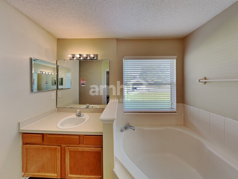 Building Photo - 11134 Lauren Oak Ln