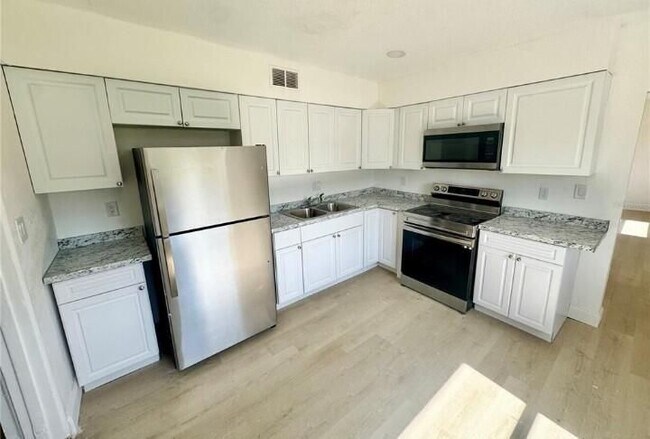 Building Photo - 23476 Harper Ave