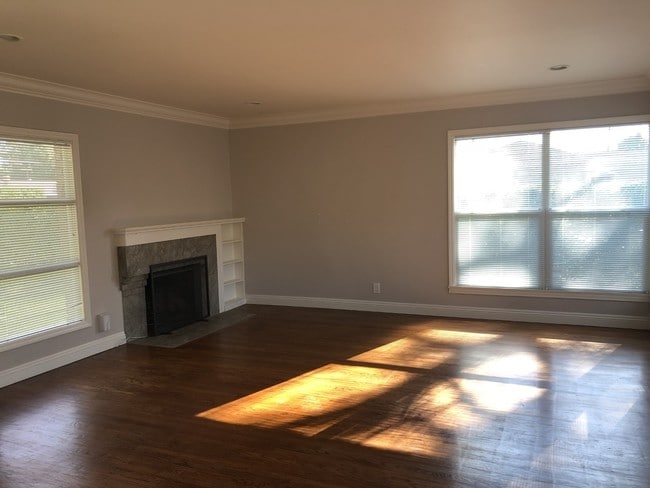 Building Photo - 5553 Matilija Ave