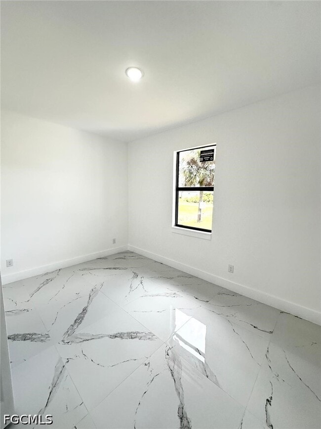 Building Photo - 612 Ames St E