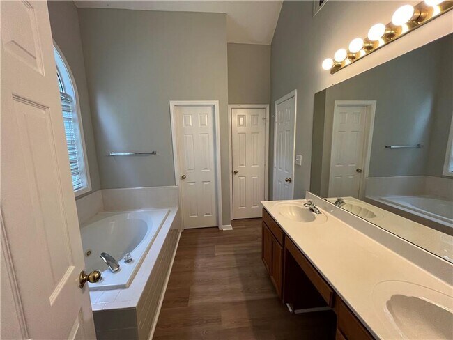 Building Photo - 3219 Roundfield Cir