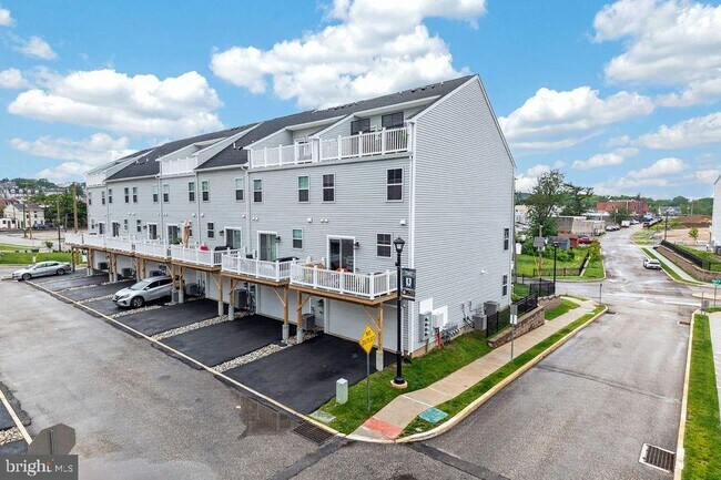 Building Photo - 2 Karpovich Aly
