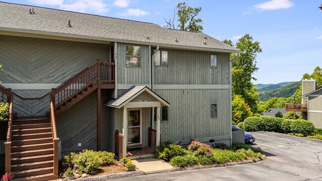 Building Photo - 2-Bedroom, 2-Bathroom Condo with Stunning Downtown Views