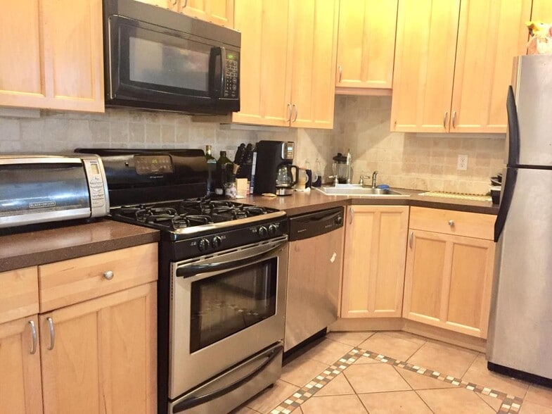 Building Photo - 18 Saint Lukes Rd