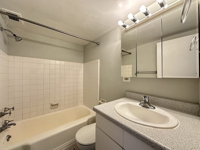 Building Photo - 450 W Wellington Ave