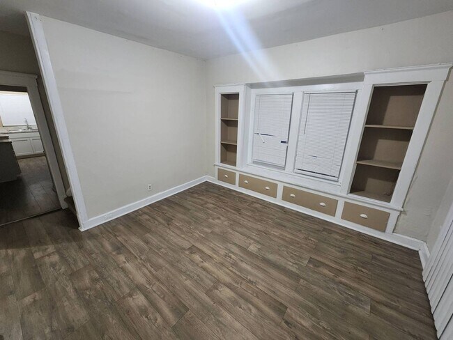 Building Photo - Charming 5-Bedroom Property in Prime Location (Section 8 vouchers Accepted)