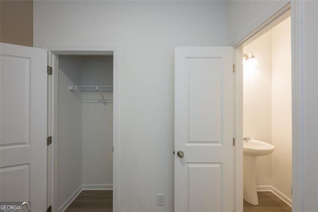 Building Photo - 182 Parkwood Dr