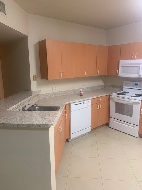 Building Photo - 3/2 Lake available in North Lauderdale