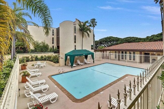 Building Photo - 6455 La Jolla Blvd