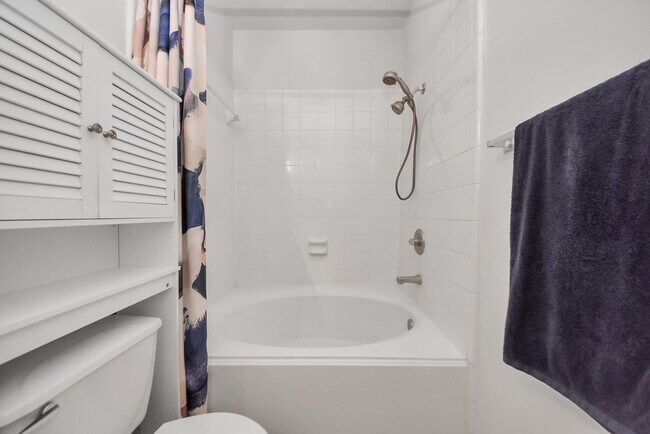 Building Photo - 943 W Heights Hollow Ln