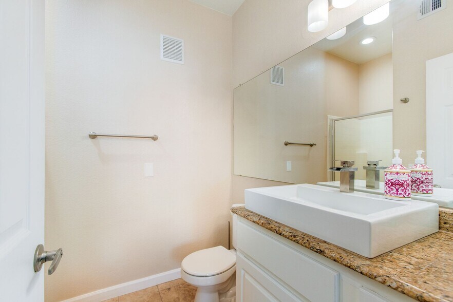 Building Photo - 4455 E Paradise Village Pky S