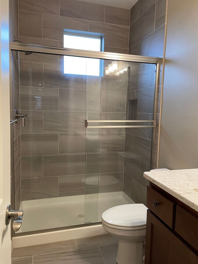Building Photo - LUXURY 4 BD TOWNHOME! GATED PARKER VILLAGE...