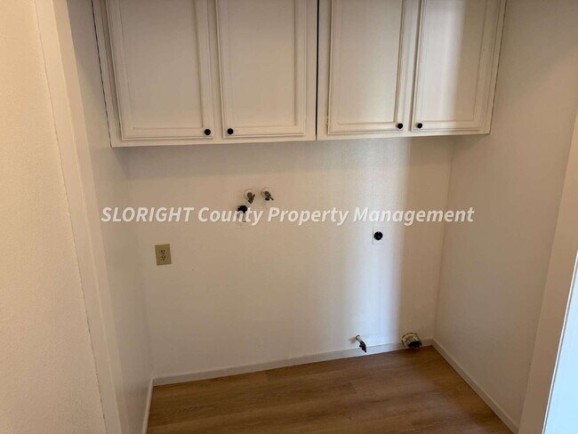 Building Photo - AVAILABLE NOW - Spacious 4 Bed, 2 Bath Apa...