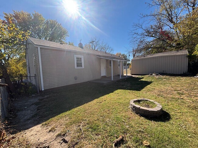 Building Photo - Cute 2 bedroom 1 bath Available Now!