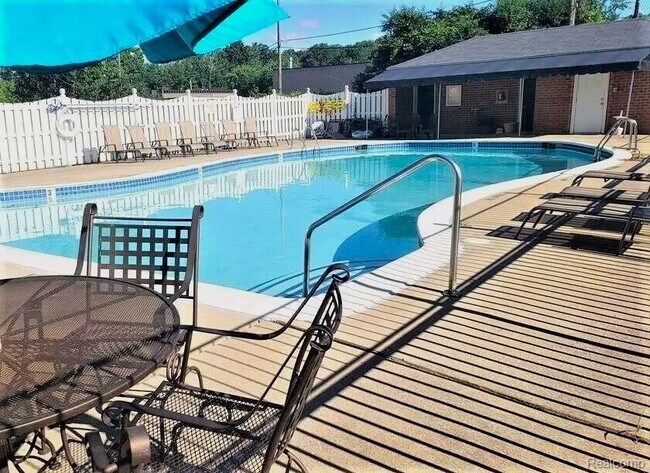 Building Photo - 2445 Torquay Ave