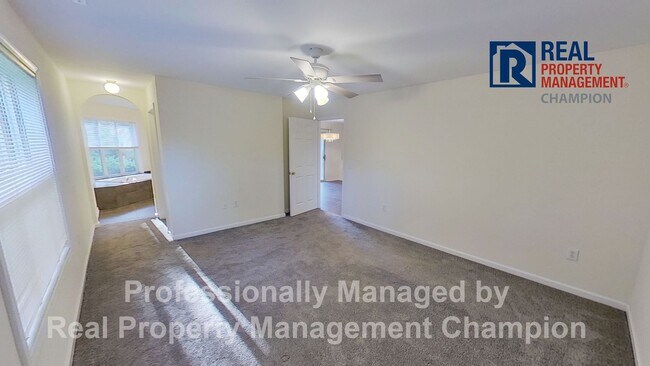 Building Photo - First Floor Condo with Spacious Floorplan