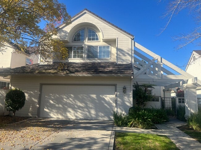 Primary Photo - Spacious 3 bed 2.5 bath home in Mountain View. Must see!