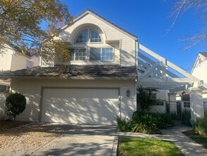 Building Photo - Spacious 3 bed 2.5 bath home in Mountain View. Must see!