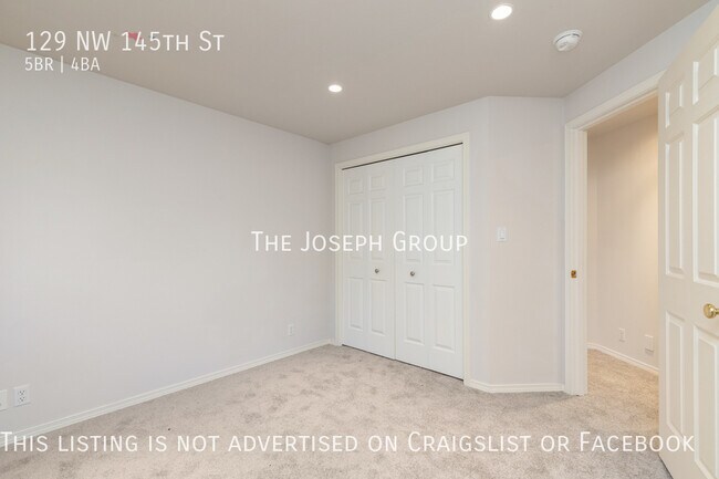 Building Photo - Beautiful 5 bed 3.5 bath in Seattle's Broa...