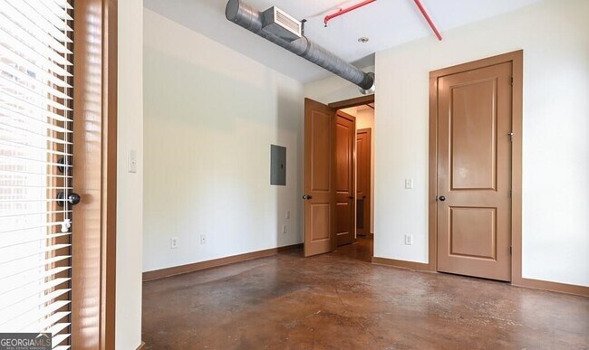 Building Photo - 250 Martha Dr